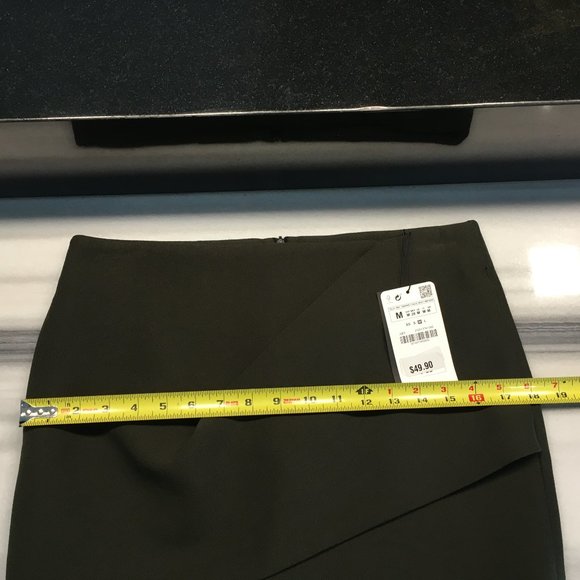 Zara (M) Dark Green Short Skirt with Front Detail and Hidden Pockets - Picture 4 of 7